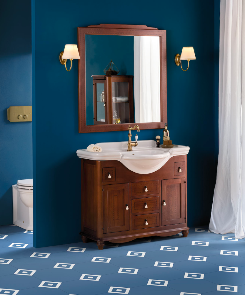 Ikonická koupelnová skříňka Gaia Mobili z masivního dřeva v odstínu vlašského ořechu. Tradiční italský design s intarzií, symbol elegance a kvality pro luxusní retro koupelny, ASSO Praha.