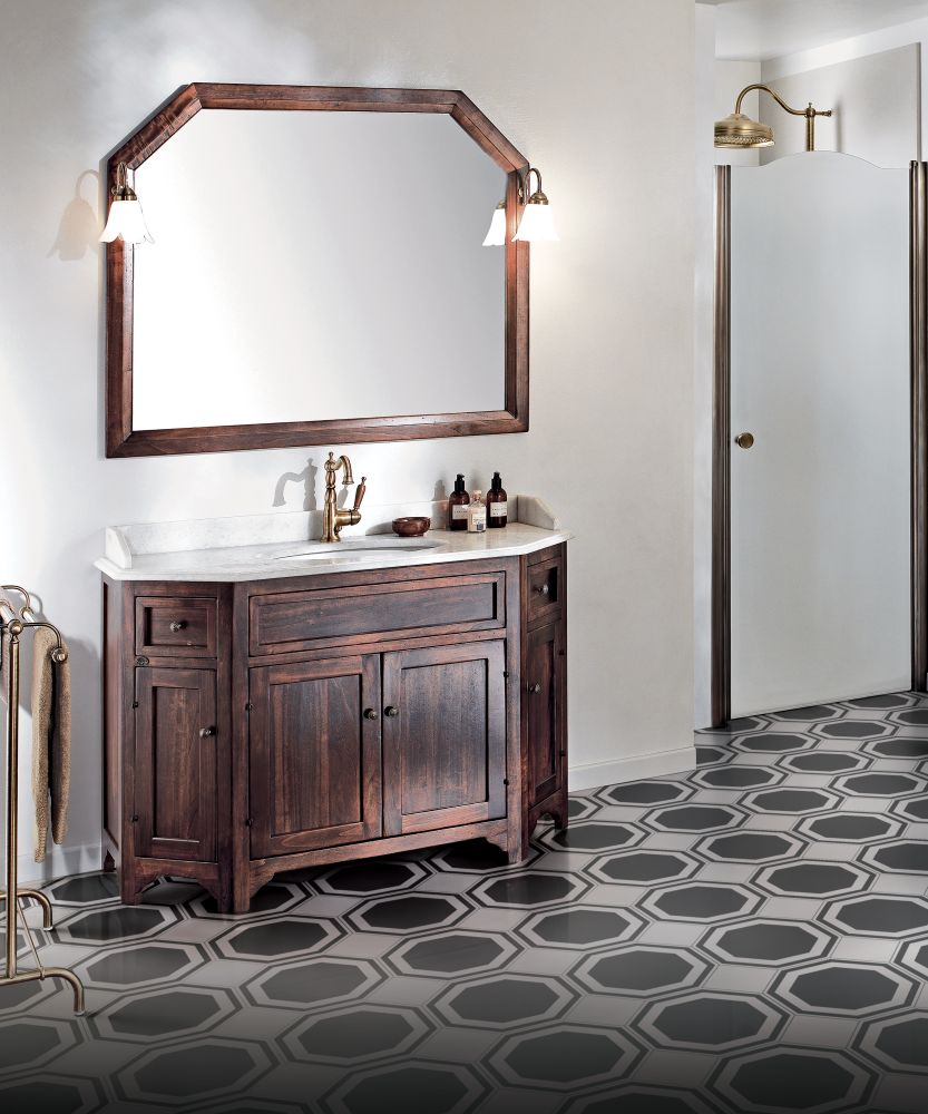 Koupelnová skříňka Gaia Mobili Scantonato z masivního ořechu se zkosenými rohy. Elegantní řešení pro úsporu prostoru v klasickém stylu, italský design od ASSO Praha.